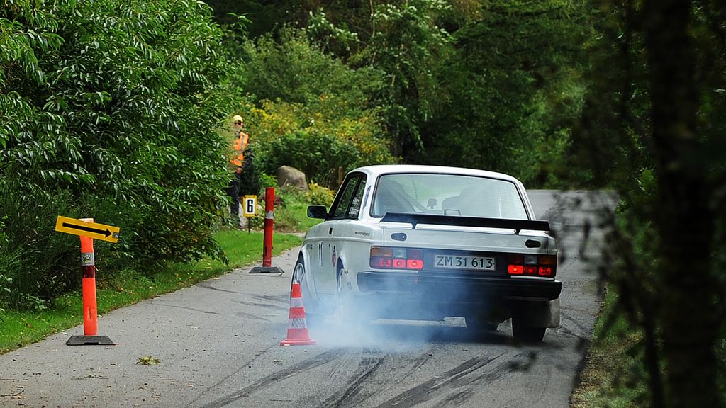 Heino Mejer ses her i en fuldt kontrolleret nedbremsning til en chikane i Lind Hillclimb 2023
(Foto: rallypics.dk – Viggo Johansen)